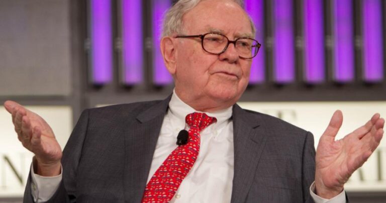 Buffett announces plans to step down as head of Berkshire Hathaway
