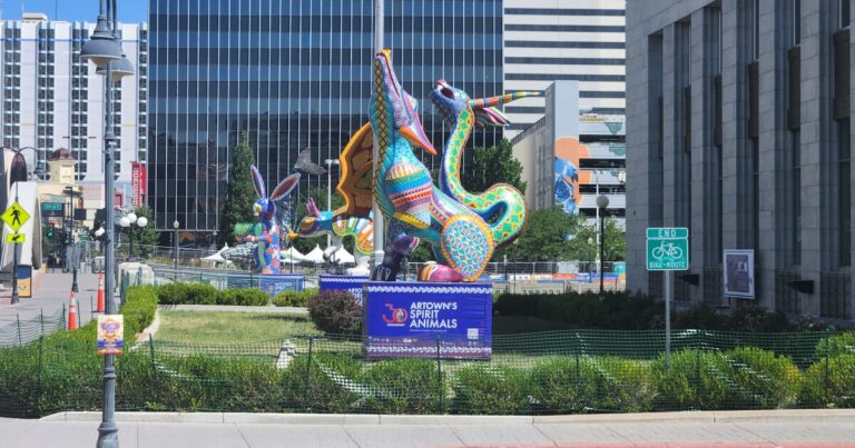 In front is a dog Nahual, next to it is the happy Alien, followed by an Alebrije and a cat Nahual.