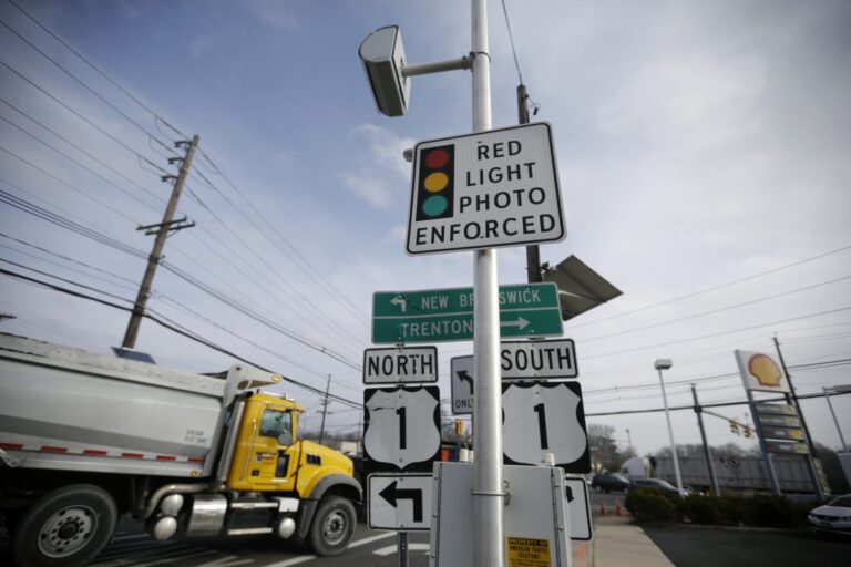 Wisconsin bill would allow for up to 75 red light cameras to be placed across Milwaukee