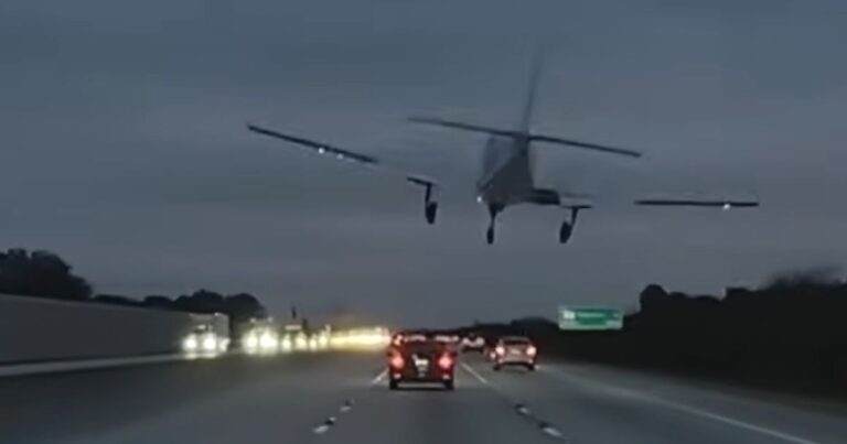 plane landing on car florida