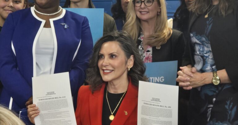 Whitmer signs K-12 classroom smart phone ban into law