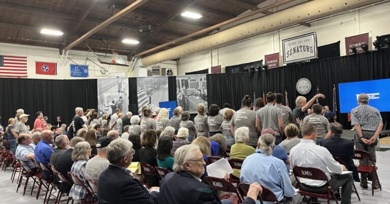 KINGSTON, TENNESSEE- APRIL: A view of the Kingston Fossil Power Plant, one of the largest coal burning plants in America, in April 2000 outside of Kingston, Tennessee. (Photo by Andrew Lichtenstein/Corbis via Getty Images)