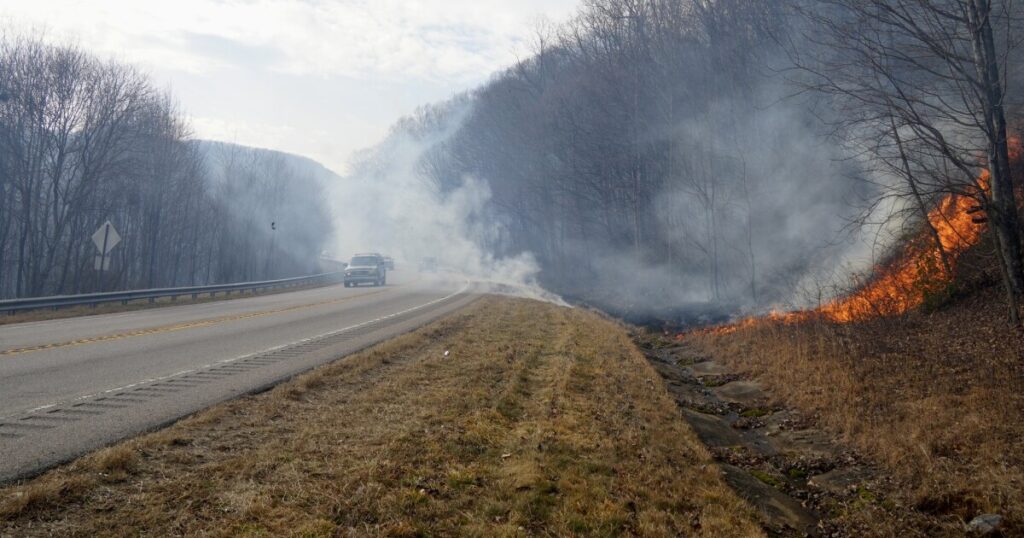 Rain helps crews contain 230-acre wildfire near Franklin