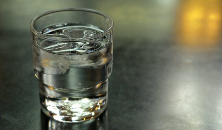 A poem titled MUERTO DE SED is displayed, discussing themes of community, hunger, spiritual longing, and daily life, with repeated references to water and gathering at the shore.