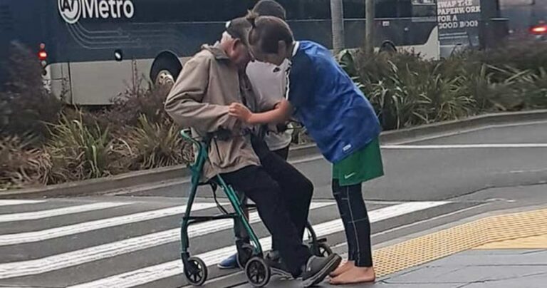 two-new-zealand-boys-helps-elderly-man