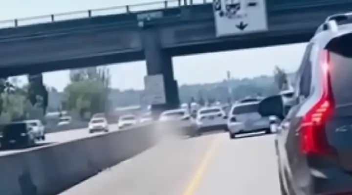 Hero Uses His Own Car to Safely Stop Runaway SUV, Saving Woman and Child on Busy Highway